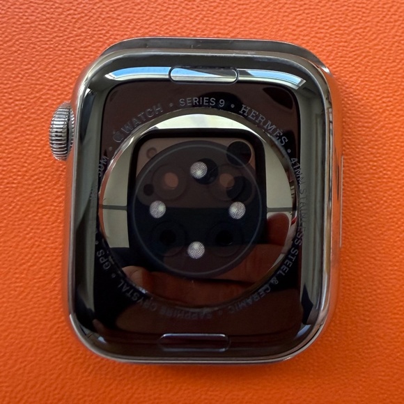 Apple Hermes Watch Series 9, GPS+Cellular, 41mm Stainless Steel Case - Picture 3 of 9